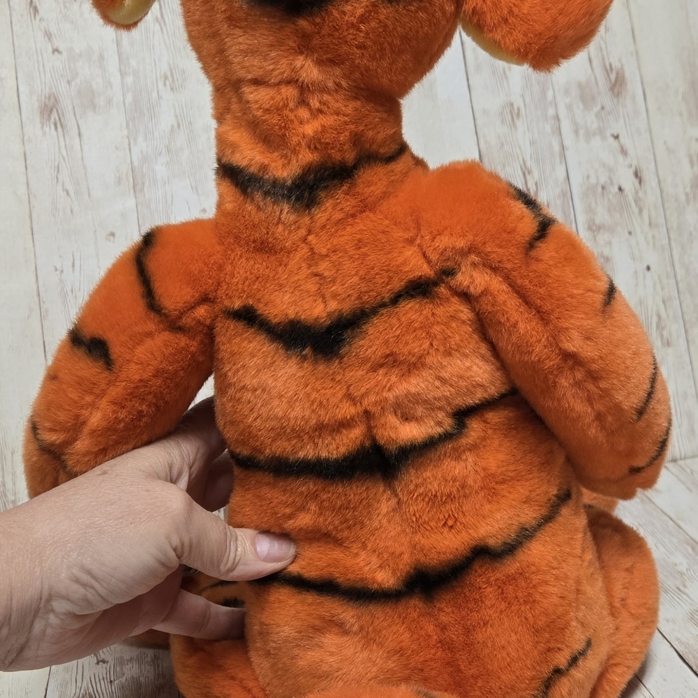 VTG Disney Store Exclusive  Tigger 19" Plush Winnie the Pooh Authentic - Picture 3 of 12